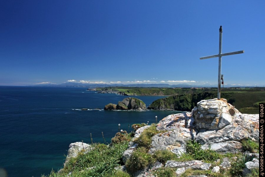 Croix au Cabo de Peñas et vue vers le sud-est. Photo © Alex Medwedeff