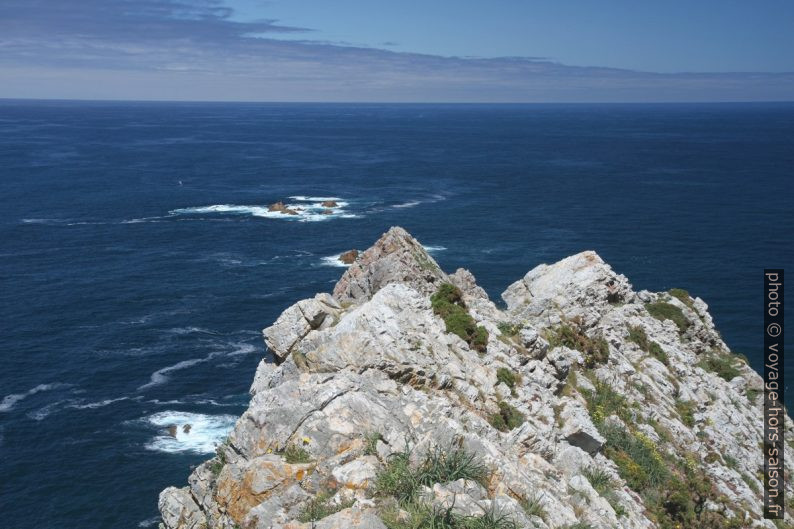 Plus loin devant au Cabo de Peñas. Photo © Alex Medwedeff