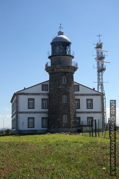 Face maritime du Phare de Peñas. Photo © Alex Medwedeff