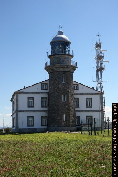 Face maritime du Phare de Peñas. Photo © Alex Medwedeff