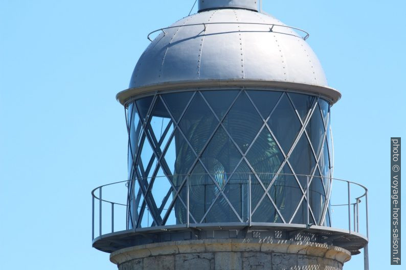 Lanterne avec lentille du Phare de Peñas. Photo © André M. Winter