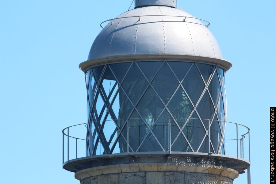 Lanterne avec lentille du Phare de Peñas. Photo © André M. Winter