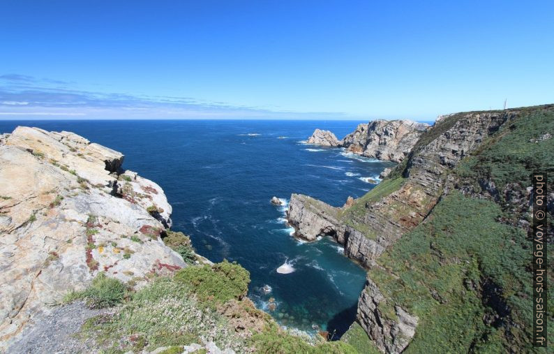 Côte escarpée et raide du Cabo de Peñas. Photo © André M. Winter