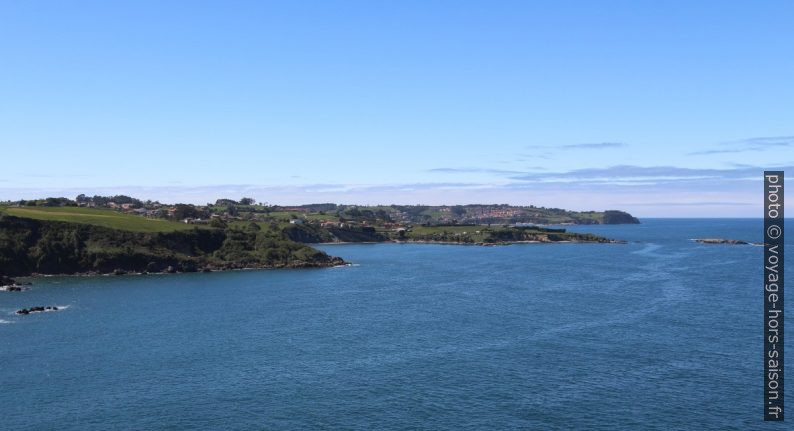 Vue du phare de Candás vers le nord-ouest. Photo © André M. Winter