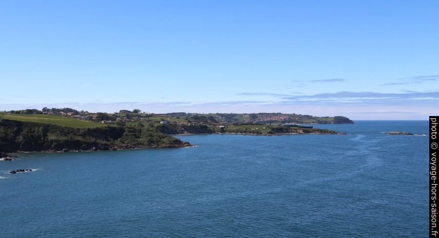 Vue du phare de Candás vers le nord-ouest. Photo © André M. Winter
