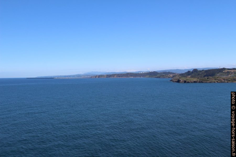Vue du phare de Candás vers le sud-est et Gijón. Photo © André M. Winter