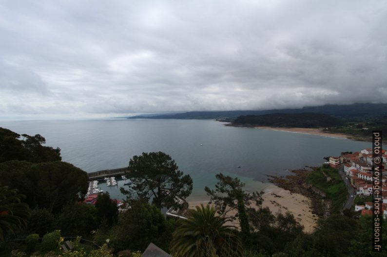 Baie de Llastres par ciel couvert. Photo © André M. Winter