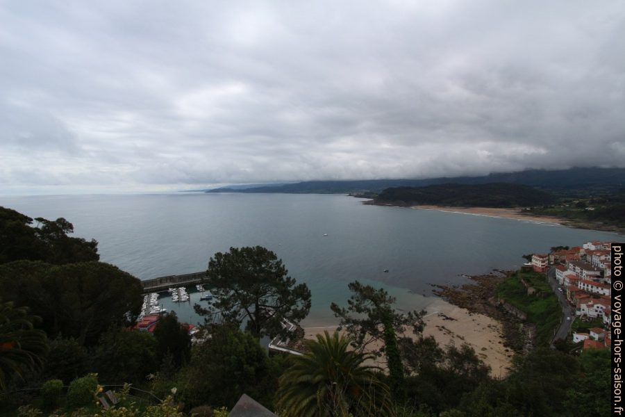 Baie de Llastres par ciel couvert. Photo © André M. Winter