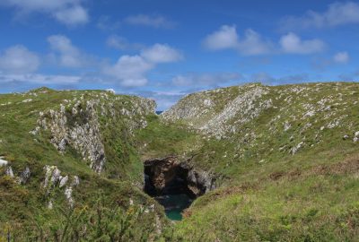 Trou dans le plateau calcaire sous la Punta de Guadamia. Photo © André M. Winter