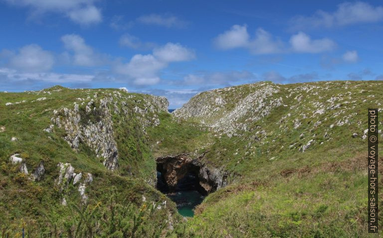 Trou dans le plateau calcaire sous la Punta de Guadamia. Photo © André M. Winter