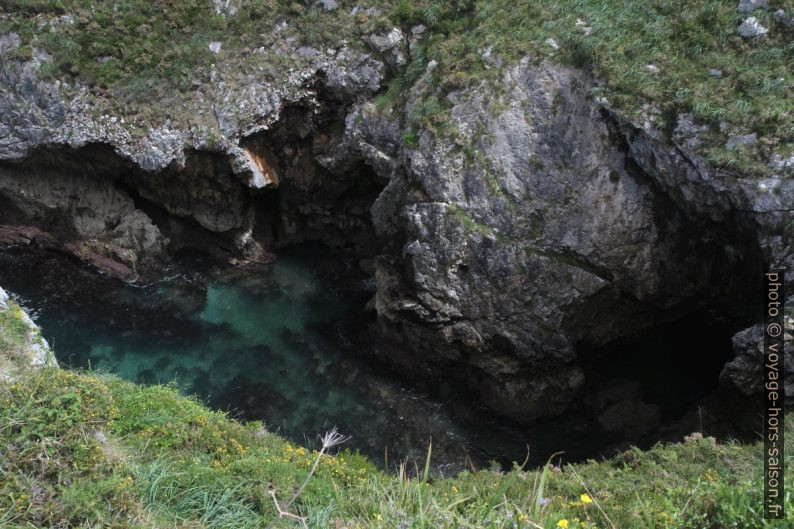 Faille dans la roche remplie d'eau de mer. Photo © Alex Medwedeff