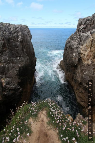 Entaille entre les rochers formant une calanque inaccessible. Photo © André M. Winter
