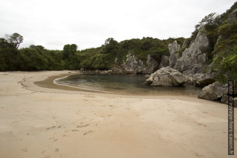 Sur la Plage de Gulpiyuri. Photo © André M. Winter