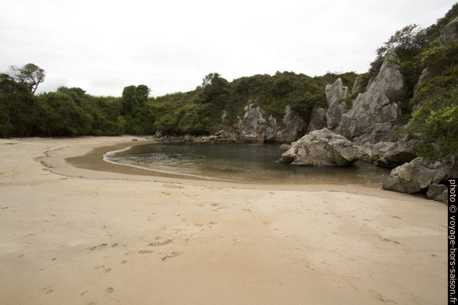 Sur la Plage de Gulpiyuri. Photo © André M. Winter