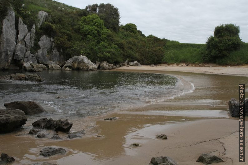 Une vague se déverse sur la Playa de Gulpiyuri. Photo © Alex Medwedeff