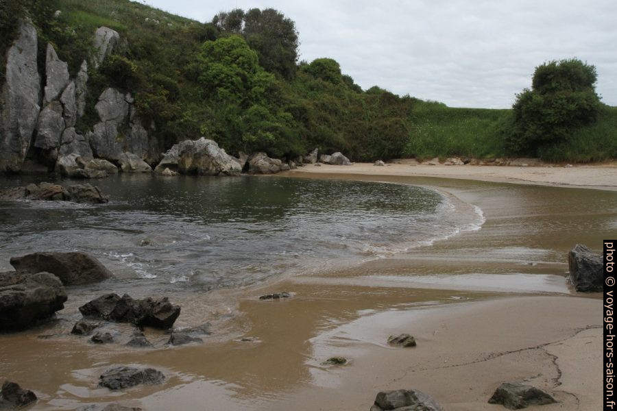 Une vague se déverse sur la Playa de Gulpiyuri. Photo © Alex Medwedeff