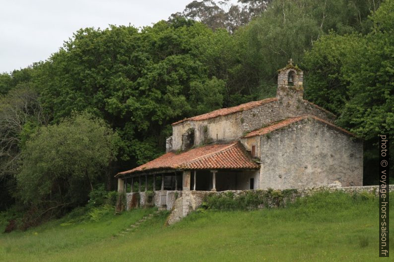 Ermita de San Emeterio avec terrasse couverte. Photo © Alex Medwedeff