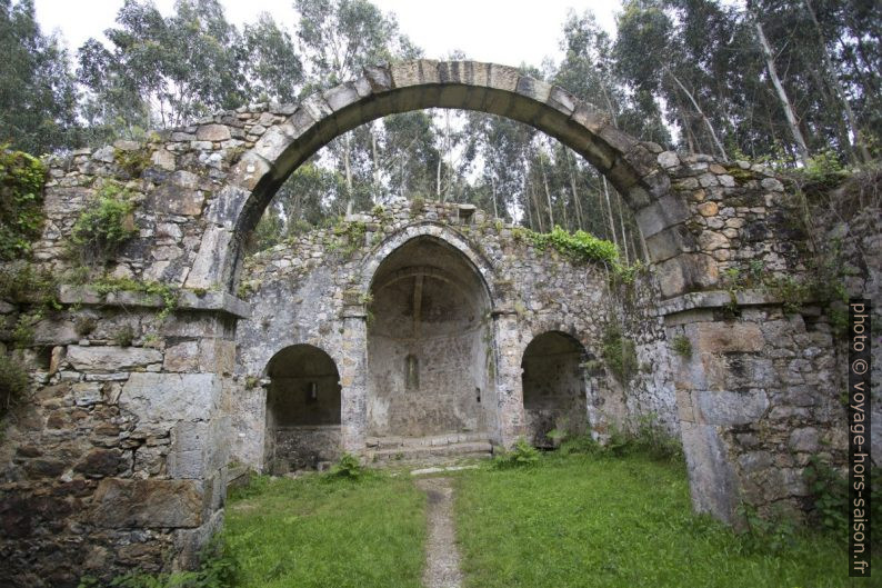 Chevet et chapelles latérales de Santa María de Tina. Photo © André M. Winter