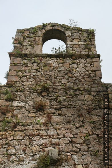 Clocher-mur de l'église Santa María de Tina. Photo © Alex Medwedeff