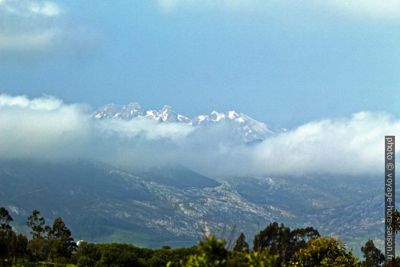 Le Massif des Picos de Europa émergeant des nuages. Photo © André M. Winter