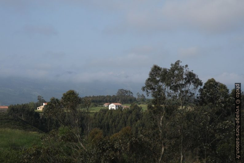 Fermes et maisons éparses de Pimiango. Photo © Alex Medwedeff