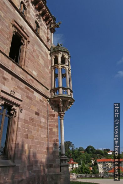 Une échauguette au nord-est du Palacio de Sobrellano. Photo © André M. Winter