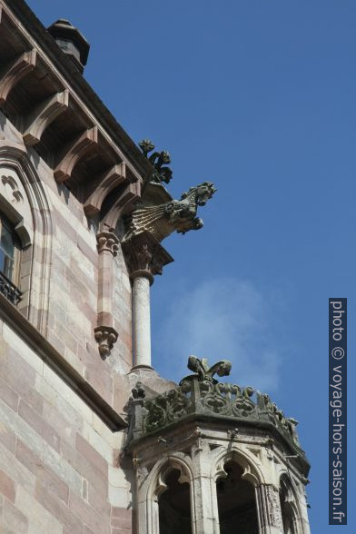 Ornements du toit du Palacio de Sobrellano. Photo © Alex Medwedeff