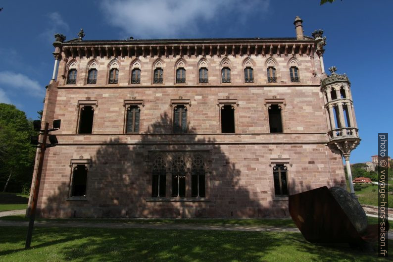 Façade est du Palacio de Sobrellano. Photo © André M. Winter