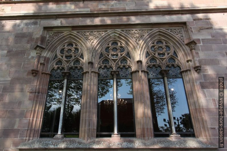 Trois fenêtres néogothiques du Palacio de Sobrellano. Photo © André M. Winter