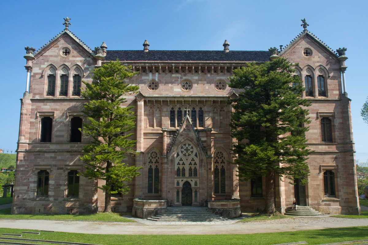Façade sud du Palais de Sobrellano. Photo © Alex Medwedeff