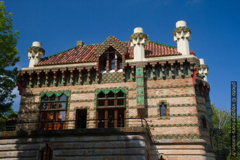 Façade est du Caprice de Gaudí. Photo © Alex Medwedeff