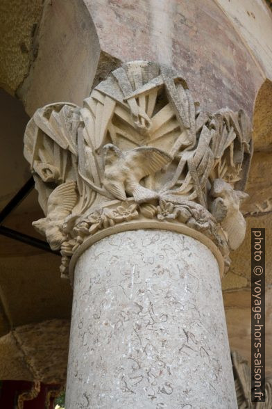 Colonne de pierre avec chapiteau sculpté de l'entrée. Photo © Alex Medwedeff