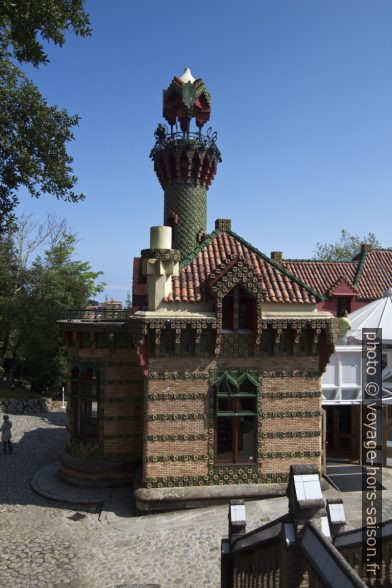 Aile ouest et tour du Caprice de Gaudí. Photo © André M. Winter