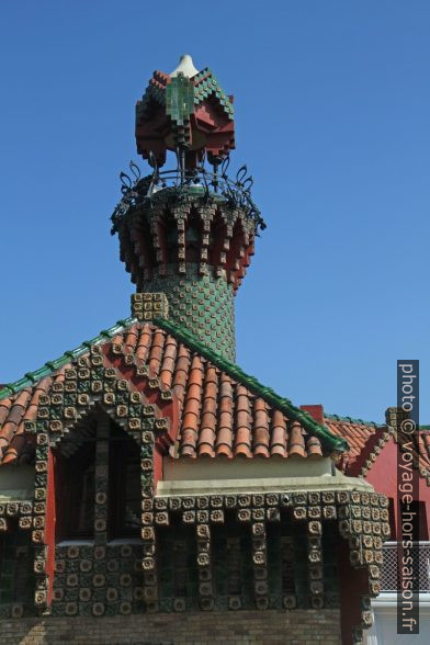 Faïences en décor de l'aile ouest et de la tour du Caprice de Gaudí. Photo © Alex Medwedeff