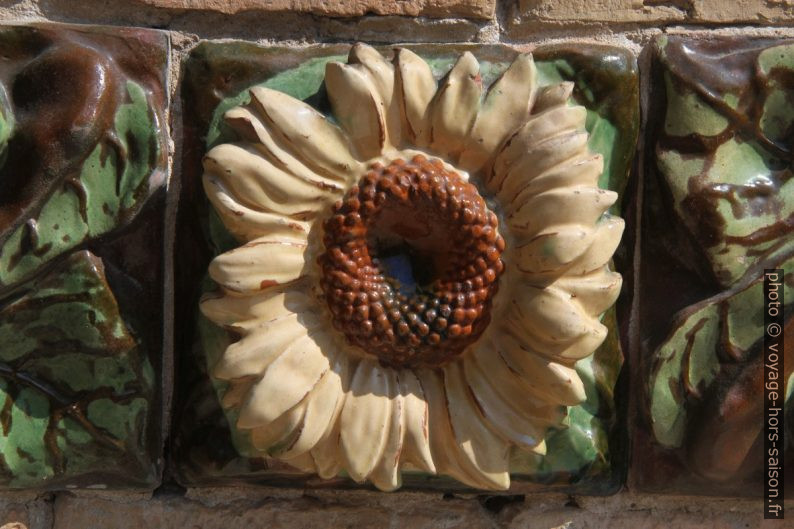 Le tournesol décore la façade du Caprice de Gaudí. Photo © Alex Medwedeff