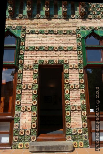 Porte entourée de motifs de tournesol. Photo © André M. Winter