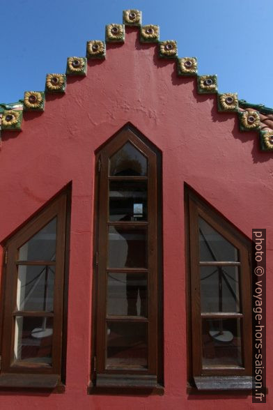 Lucarne de façade avec trois fenêtres. Photo © André M. Winter