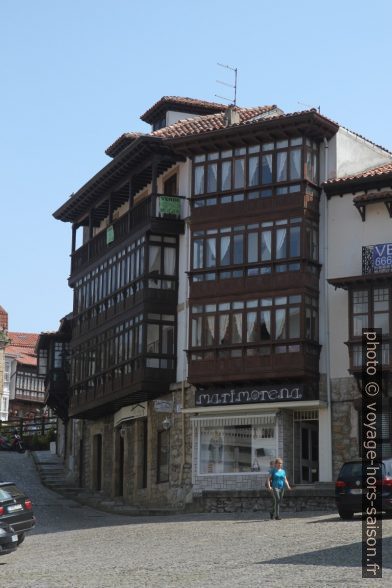 Balcons couverts à Comillas. Photo © Alex Medwedeff