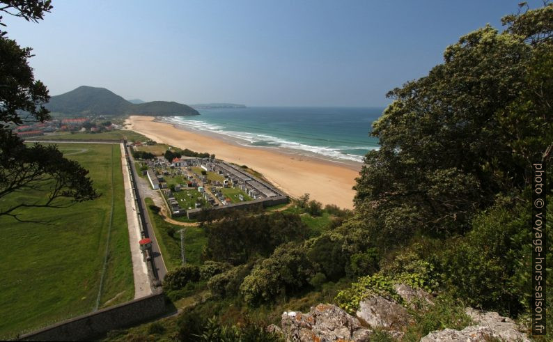 Cementerio de Santoña y Playa de Berria. Photo © André M. Winter