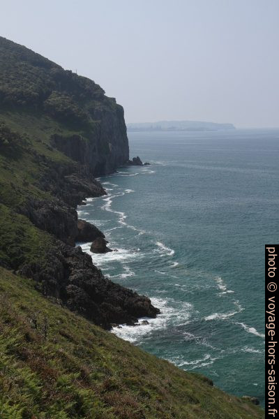 Côte raide entre la Punta del Pescador et la Punta del Águila. Photo © Alex Medwedeff