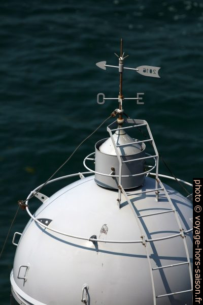 Girouette et échelle sur la lanterne du Faro del Pescador. Photo © André M. Winter