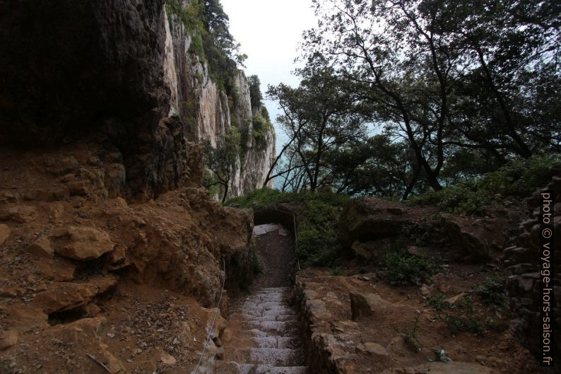 Escalier de la Punta del Caballo en zone friable. Photo © André M. Winter