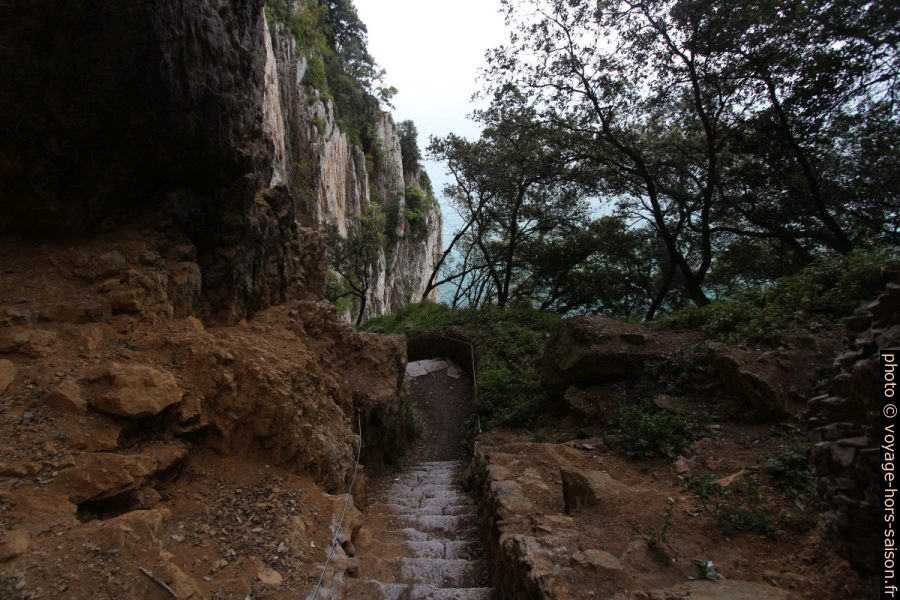 Escalier de la Punta del Caballo en zone friable. Photo © André M. Winter