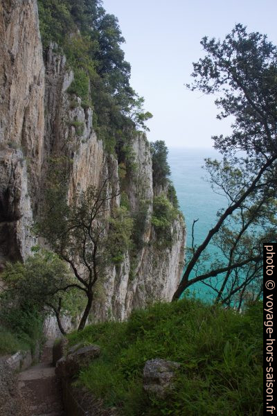 L'escalier de la Punta del Caballo longe la paroi. Photo © Alex Medwedeff