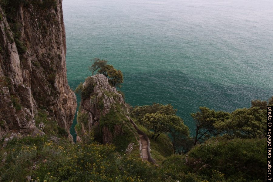 L'escalier de la Punta del Caballo avance vers un piton rocheux. Photo © André M. Winter