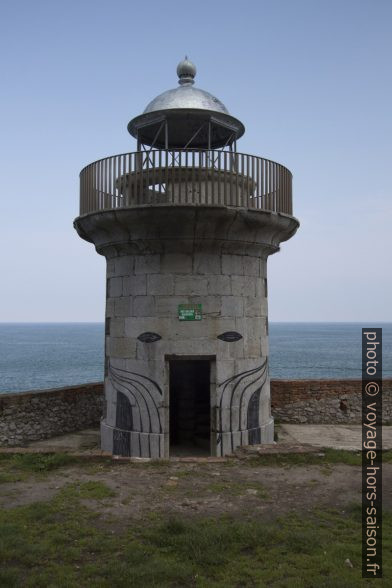 Graffiti sur le Faro del Caballo. Photo © André M. Winter