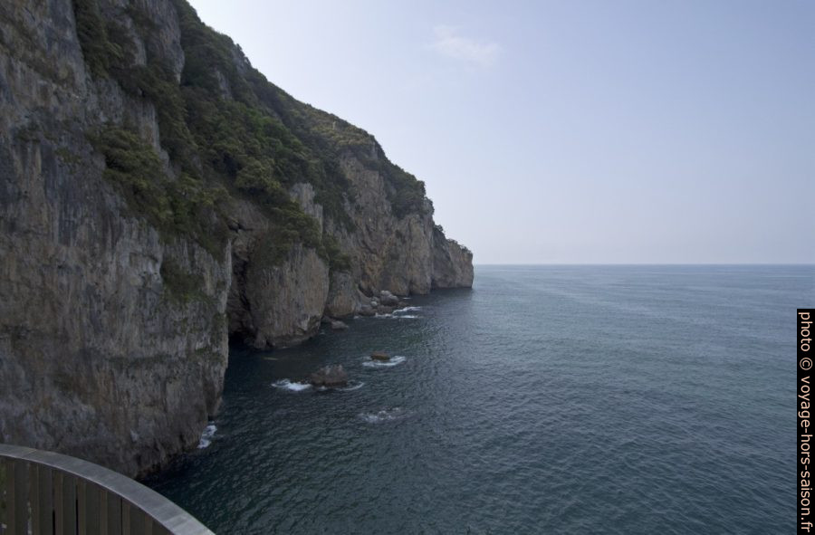 Côte rocheuse raide au nord de la Punta del Caballo. Photo © André M. Winter