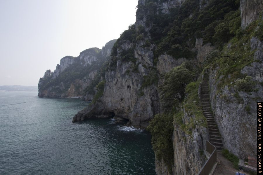 Côte escarpée au sud de la Punta del Caballo et l'escalier montant. Photo © Alex Medwedeff