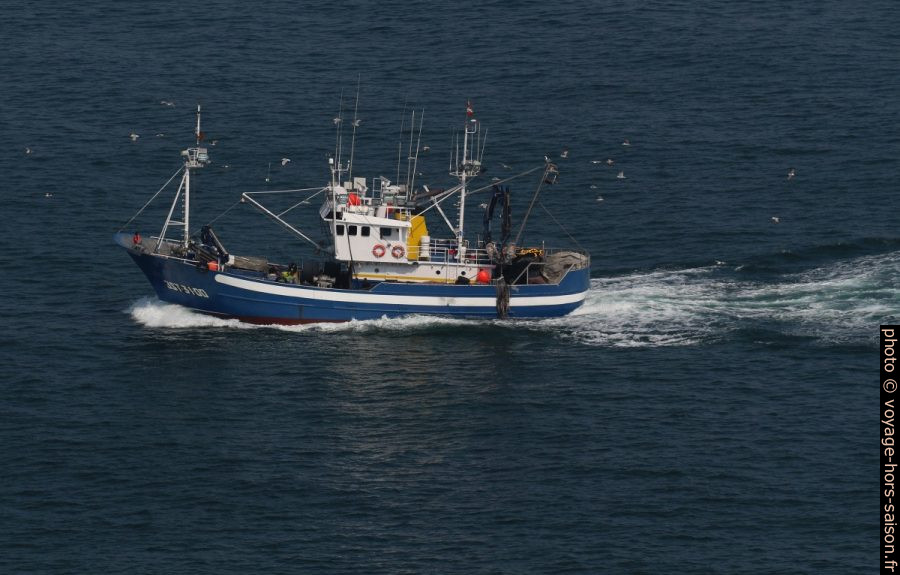 Un navire de pêche sort en mer. Photo © André M. Winter