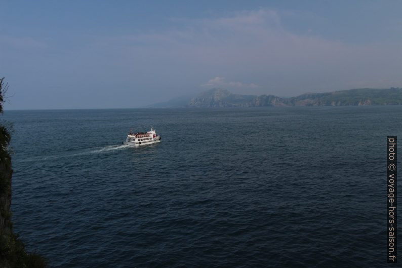 Le bateau d'excursion avec des écoliers français repart. Photo © André M. Winter